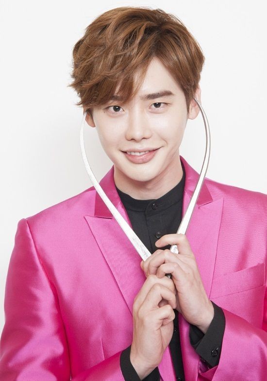  Soái ca Hàn Quốc Lee Jong Suk khoe vẻ đẹp lãng tử trong suit hồng cánh sen, khiến bất kỳ cô nàng nào cũng phải yêu ngay từ cái nhìn đầu tiên. Ảnh: Ngôi sao.